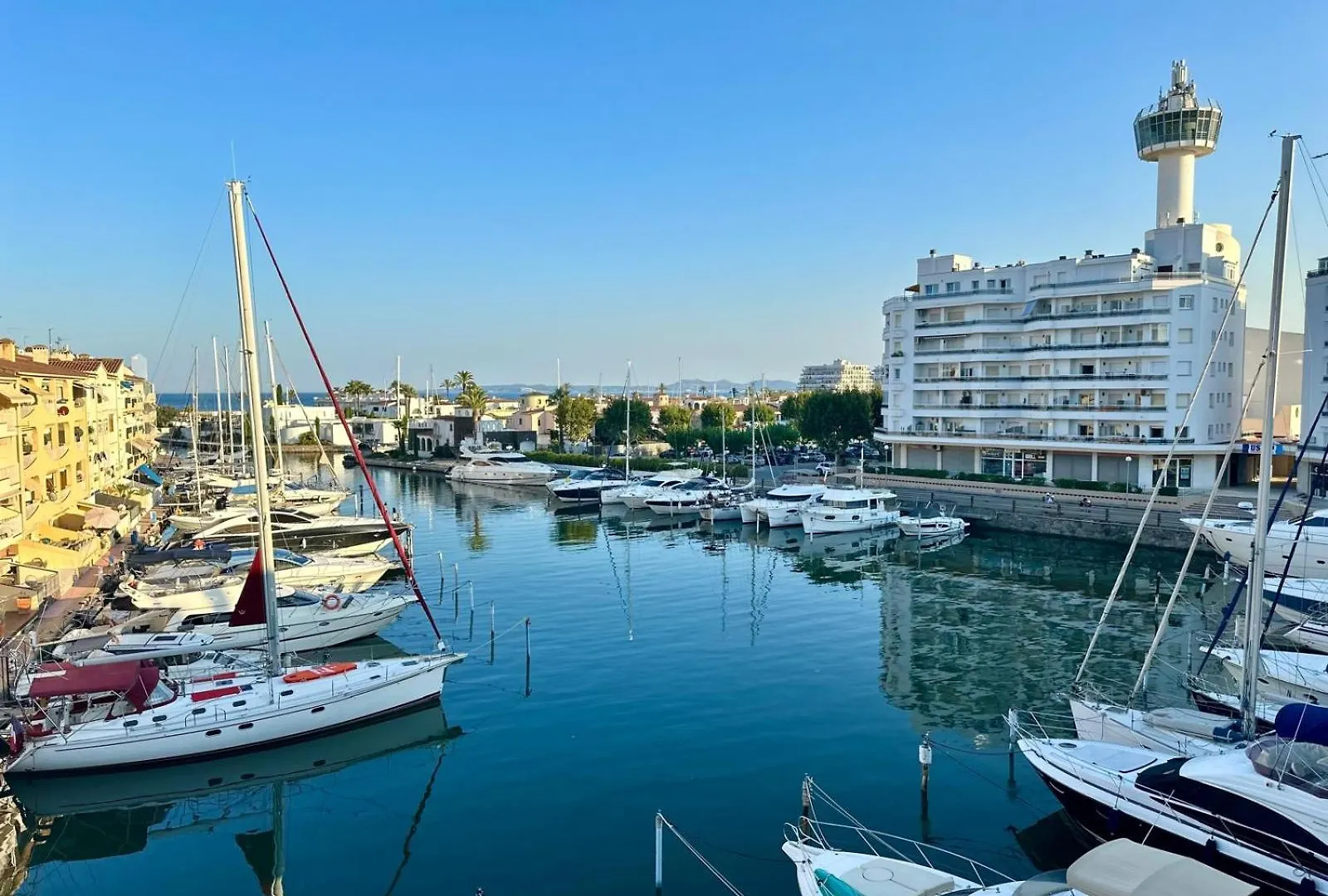 Apartamento Con Vistas A Mar Y Canal. Empuriabravaの連絡先
